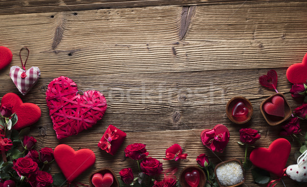 [[stock_photo]]: Jour · rouge · coeurs · roses · table · en · bois · fleur