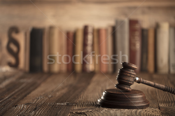 [[stock_photo]]: Droit · justice · avocats · bureau · échelle · main