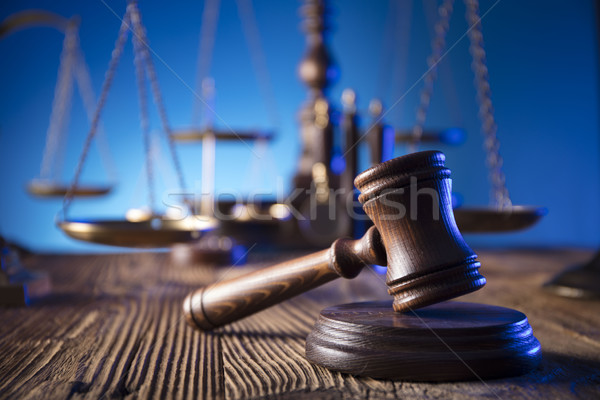 Stock foto: Recht · Hammer · Maßstab · Gerechtigkeit · alten · Holztisch
