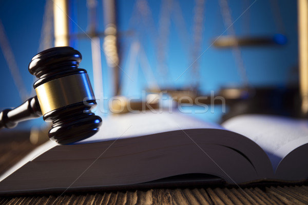 Legge martelletto scala giustizia vecchio tavolo in legno Foto d'archivio © zolnierek
