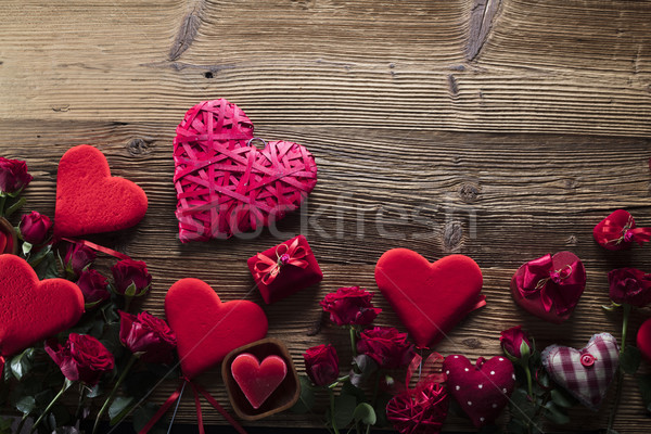 Stockfoto: Dag · Rood · harten · rozen · houten · tafel · bloem