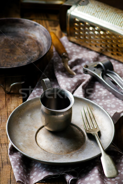 Vuota vintage metal piatto tavolo in legno rurale Foto d'archivio © zoryanchik
