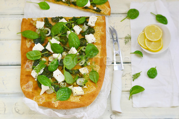 Stock foto: Spinat · Feta · Pizza · weiß · Tabelle · Holz