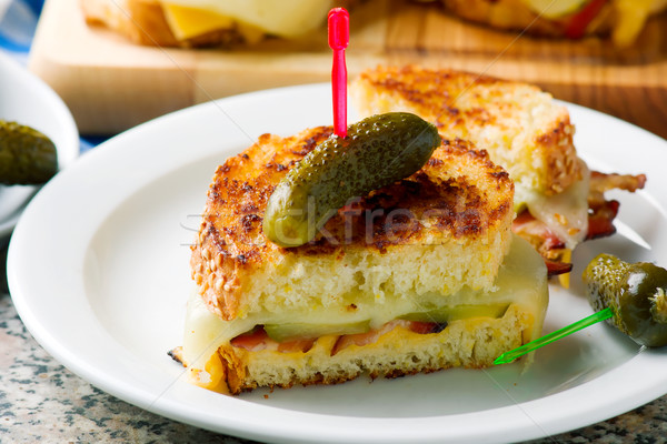 Boczek grillowany ser selektywne focus chleba kanapkę Zdjęcia stock © zoryanchik