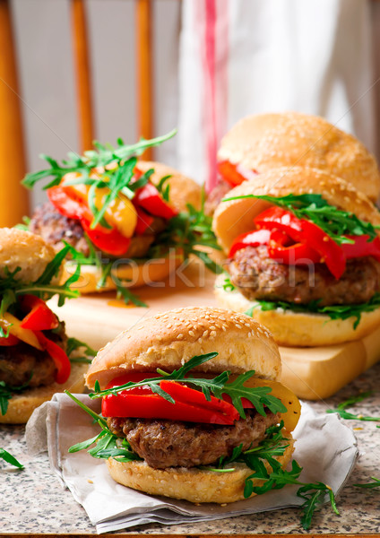 Kalfsvlees hamburger geitenkaas peper selectieve aandacht voedsel Stockfoto © zoryanchik