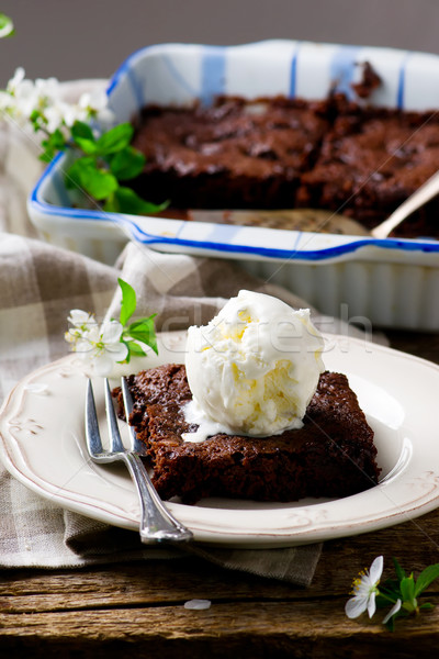 Cuptor cu microunde ciocolată stil focus selectiv alimente tabel Imagine de stoc © zoryanchik