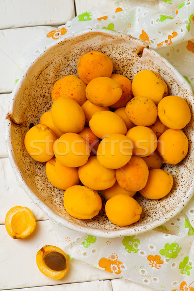 Vers organisch abrikoos keramische kom selectieve aandacht Stockfoto © zoryanchik