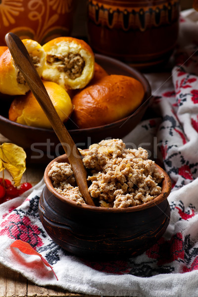 Plăcintă carne de vită stil rustic focus selectiv Imagine de stoc © zoryanchik