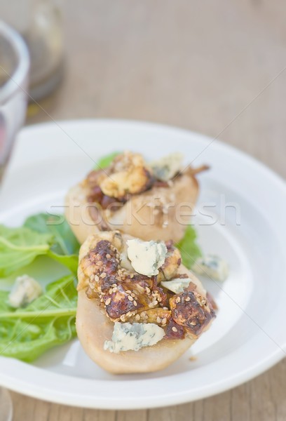 Gebakken peren schimmelkaas salade witte plaat Stockfoto © zoryanchik
