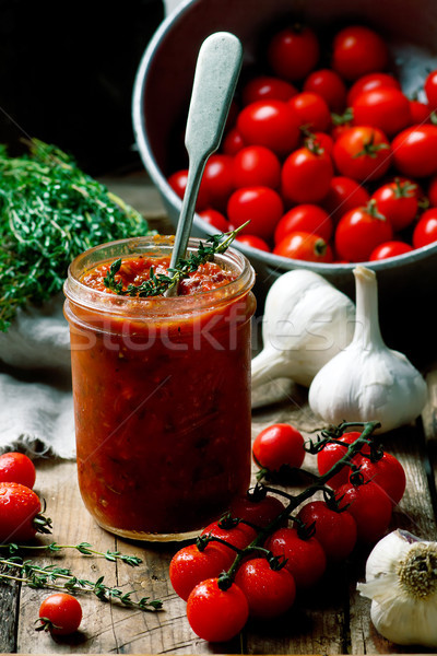 Domowej roboty sos pomidorowy szkła jar stylu rustykalny Zdjęcia stock © zoryanchik