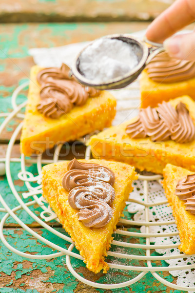 Karottenkuchen Schokolade Sahne selektiven Fokus Kuchen Dessert Stock foto © zoryanchik