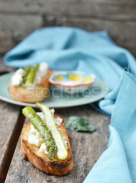 Bruschetta szparagów niebieski tablicy zielone biały Zdjęcia stock © zoryanchik