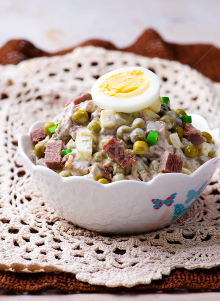 Salată vitel maioneza focus selectiv alimente tabel Imagine de stoc © zoryanchik