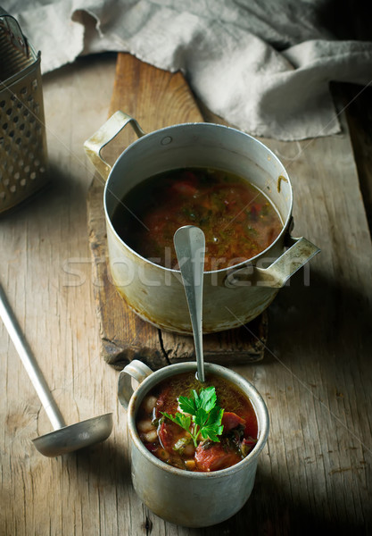 Minestra di fagioli salsicce metal mug stile rustico Foto d'archivio © zoryanchik