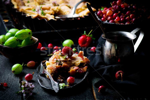 Lapwerk aardbei taart donkere foto voedsel Stockfoto © zoryanchik