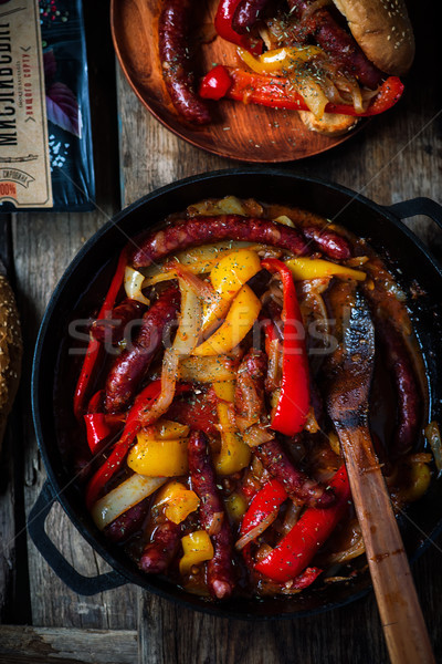 香腸 辣椒 洋蔥 鐵 鍋 蔥 商業照片 © zoryanchik