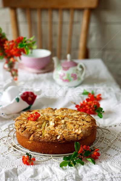 大黃 杏仁 蛋糕 鄉村 選擇性的重點 食品 商業照片 © zoryanchik