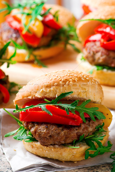 Kalfsvlees hamburger geitenkaas peper selectieve aandacht voedsel Stockfoto © zoryanchik