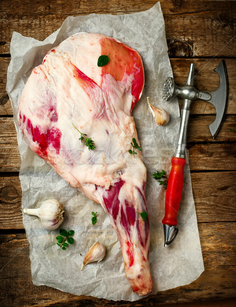 [[stock_photo]]: Brut · agneau · jambe · table · en · bois · haut · vue