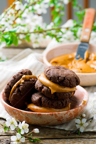 Foto stock: Chocolate · caramelo · sanduíche · bolinhos · doce · bolinhos