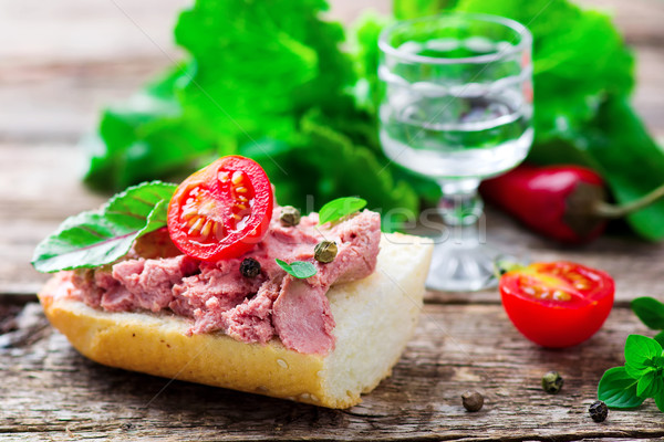 Fegato tavolo in legno stile messa a fuoco selettiva alimentare sfondo Foto d'archivio © zoryanchik