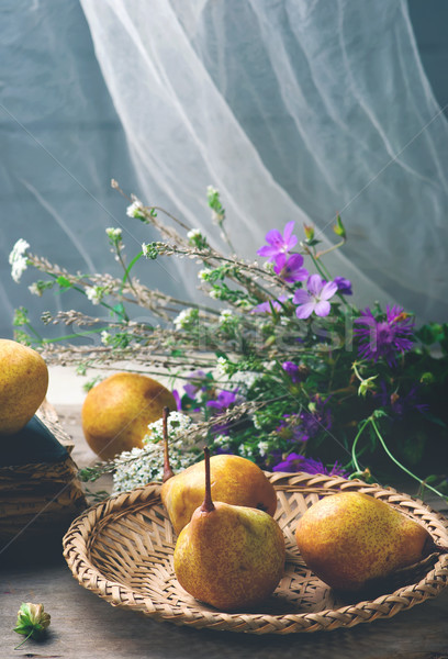 Foto stock: Otono · naturaleza · muerta · peras · flores · estilo · atención · selectiva