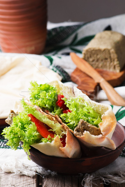 皮塔 麵包 集中 食品 綠色 晚餐 商業照片 © zoryanchik