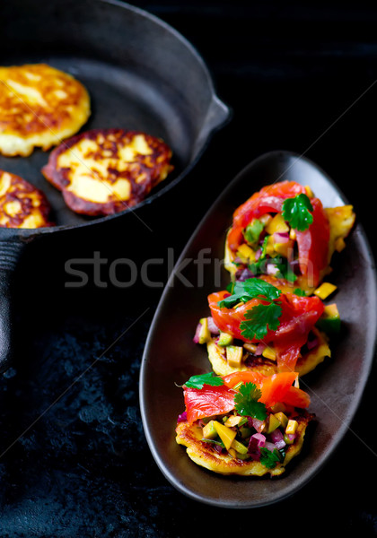 Clatite somon focus selectiv peşte mic dejun fierbinte Imagine de stoc © zoryanchik