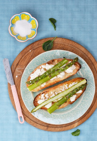 Bruschetta kuşkonmaz mavi plaka yeşil beyaz Stok fotoğraf © zoryanchik