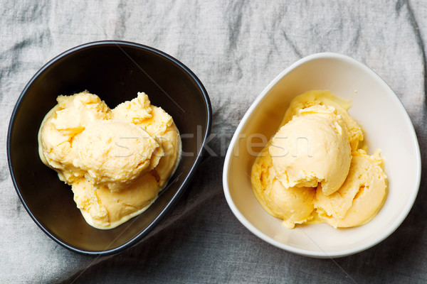 Foto d'archivio: Fatto · in · casa · pesca · panna · acida · gelato · stile · vintage