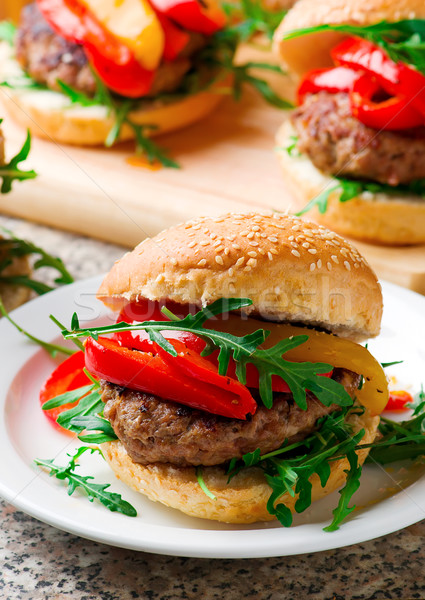 Dana eti Burger keçi peyniri biber seçici odak gıda Stok fotoğraf © zoryanchik