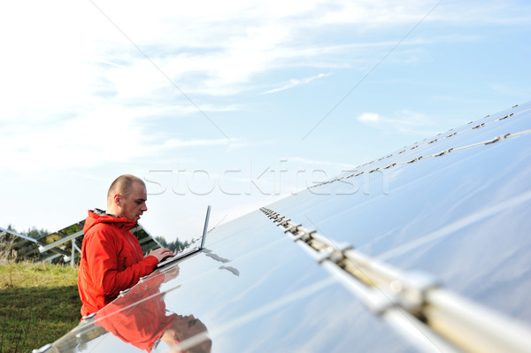 Mannelijke ingenieur werk plaats zonnepanelen man Stockfoto © zurijeta