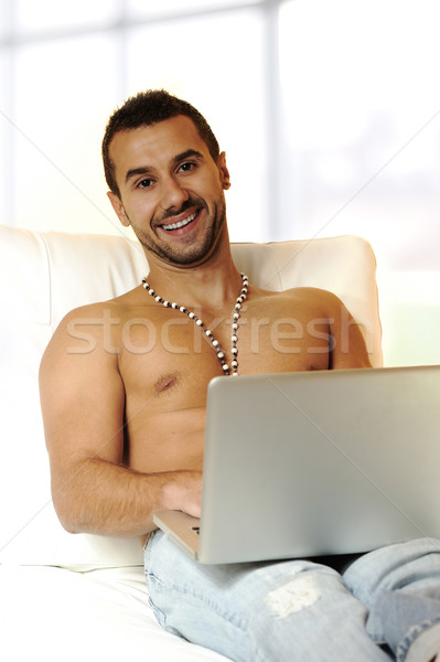 Portré nyugodt fiatal fickó laptopot használ otthon Stock fotó © zurijeta