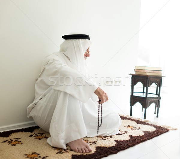 árabe homem sessão terreno tradicional Foto stock © zurijeta