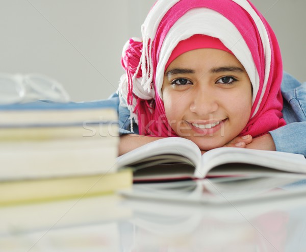 Retrato belo árabe muçulmano menina livros Foto stock © zurijeta