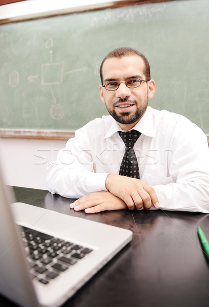 Foto stock: Feliz · positivo · maestro · portátil · escritorio · aula