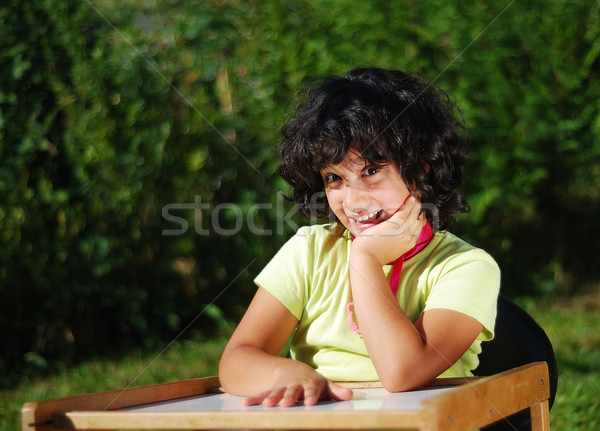Mooie schoolmeisje mooie glimlach hout kind Stockfoto © zurijeta