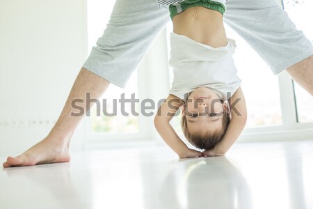 Portret gelukkig kid spelen ondersteboven binnenshuis Stockfoto © zurijeta