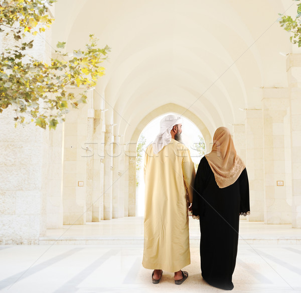Imagine de stoc: Musulman · limba · arabă · cuplu · mers · împreună · femeie