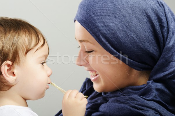 Arab muszlim anya játszik elvesz törődés Stock fotó © zurijeta