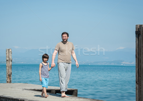 Vater-Sohn genießen Sommerurlaub Meer Dock Strand Stock foto © zurijeta
