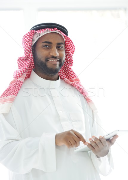 Közel-keleti férfi öböl ruházat tabletta iroda Stock fotó © zurijeta