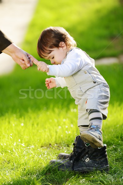 Foto stock: Primero · pasos · nino · bebé · familia · sonrisa