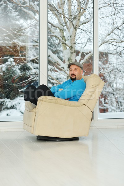 Jonge man ontspannen witte sofa home winter Stockfoto © zurijeta