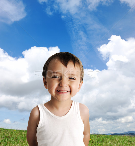 Foto stock: Inocente · nino · pie · hierba · verde · pradera · cielo