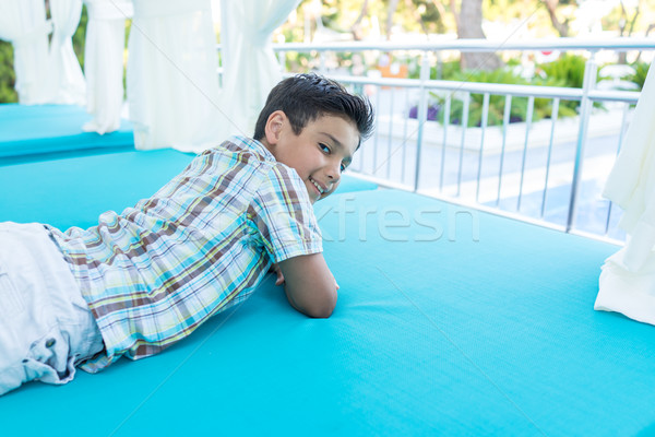 Cute kid genieten turkoois bed glimlach Stockfoto © zurijeta