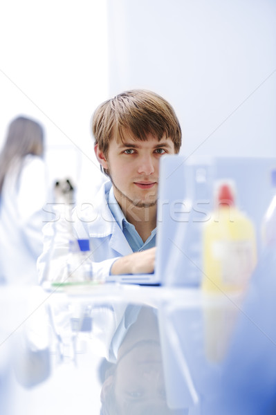 [[stock_photo]]: Jeunes · Homme · scientifique · laboratoire · portable · blanche
