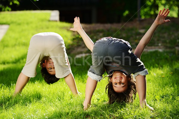 Groep gelukkig kinderen spelen buitenshuis voorjaar Stockfoto © zurijeta