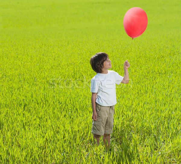 Kind ballon permanente groene veld kid Stockfoto © zurijeta
