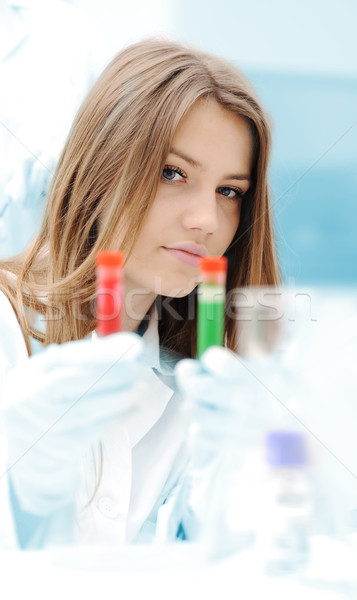Femeie om de ştiinţă lucru laborator epruvetă femeie Imagine de stoc © zurijeta